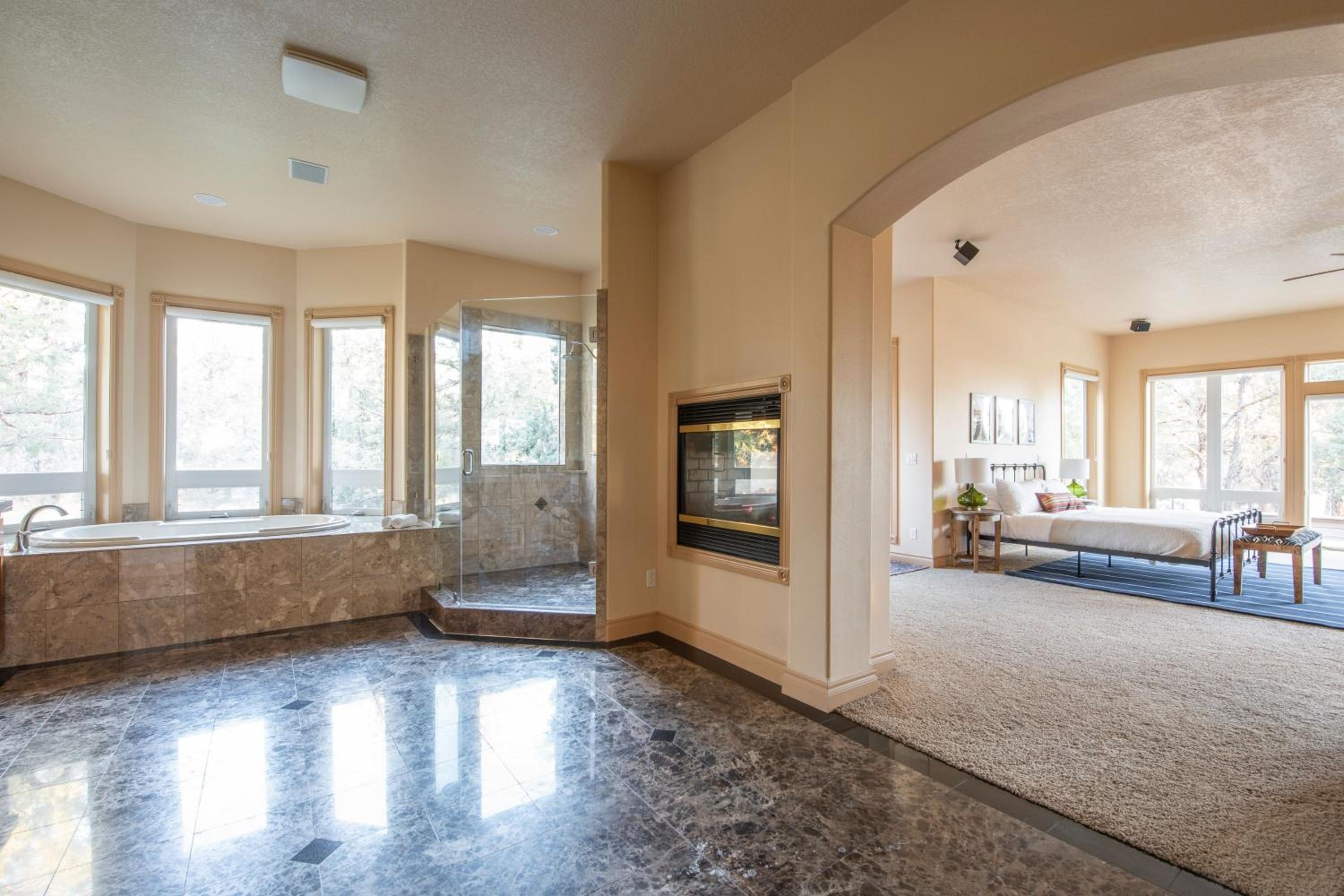 Powell by AvantStay Secluded Home only 10 Mins from DT Bend w Hot Tub