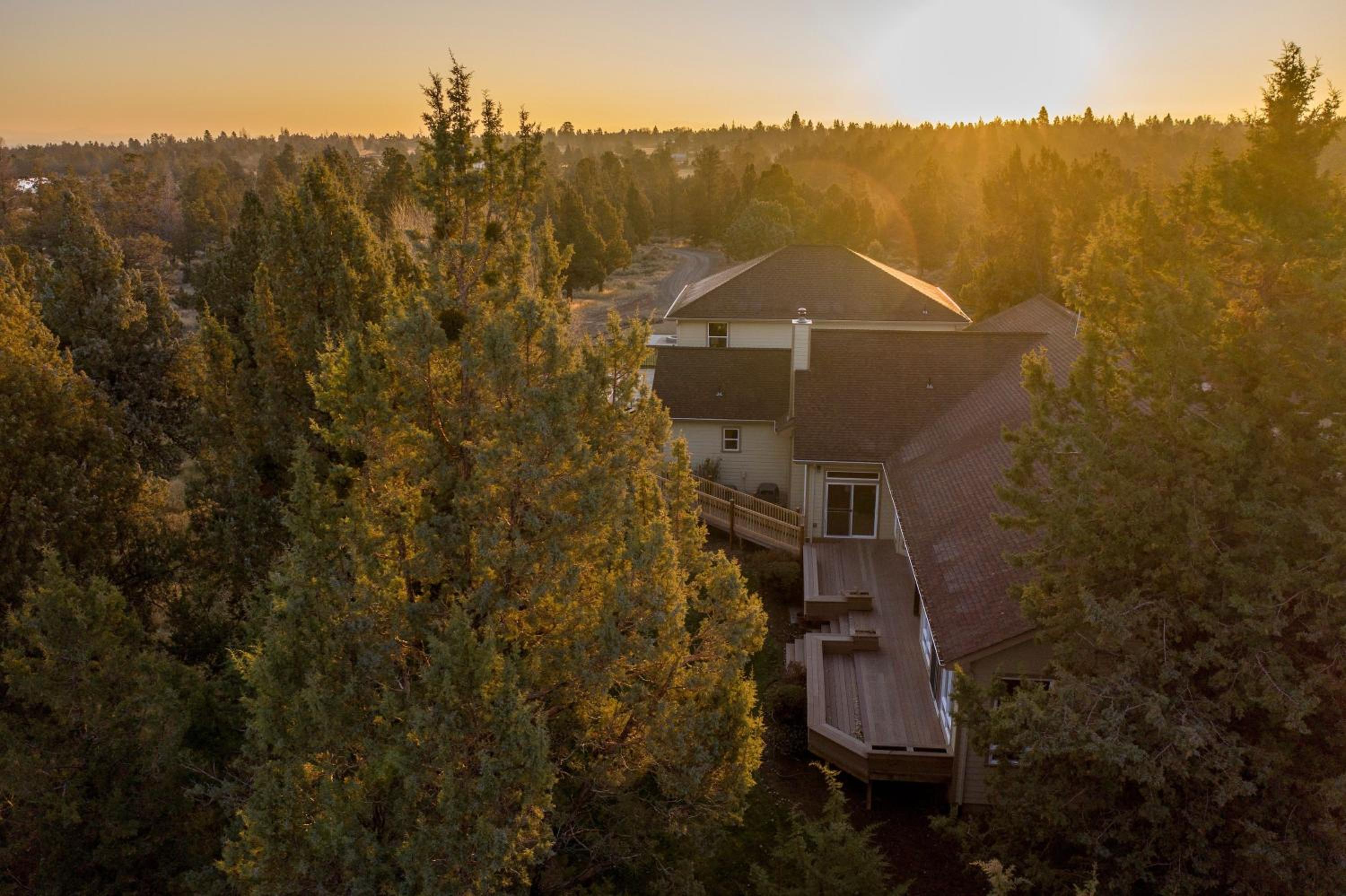 Powell by AvantStay Secluded Home only 10 Mins from DT Bend w Hot Tub