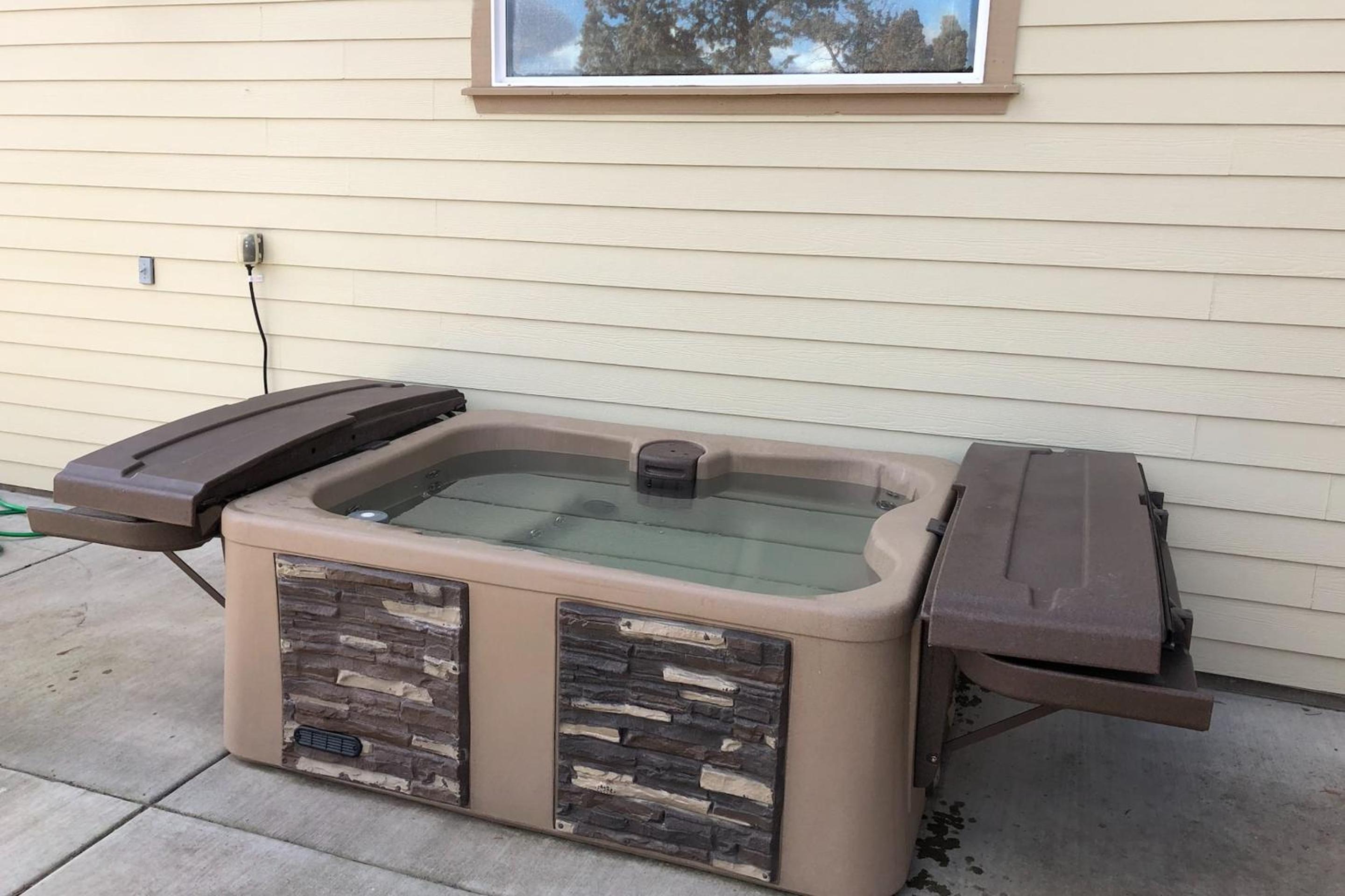 Powell by AvantStay Secluded Home only 10 Mins from DT Bend w Hot Tub
