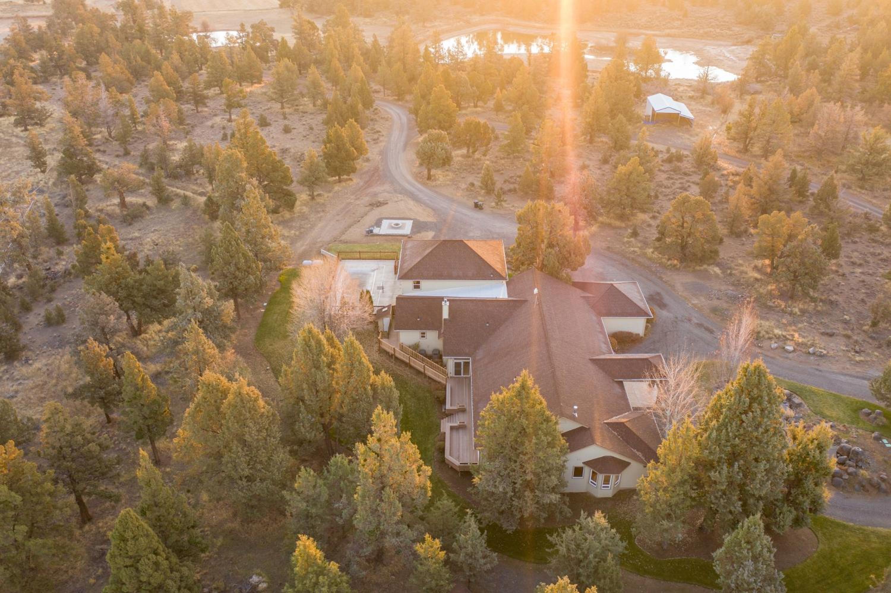 Powell by AvantStay Secluded Home only 10 Mins from DT Bend w Hot Tub