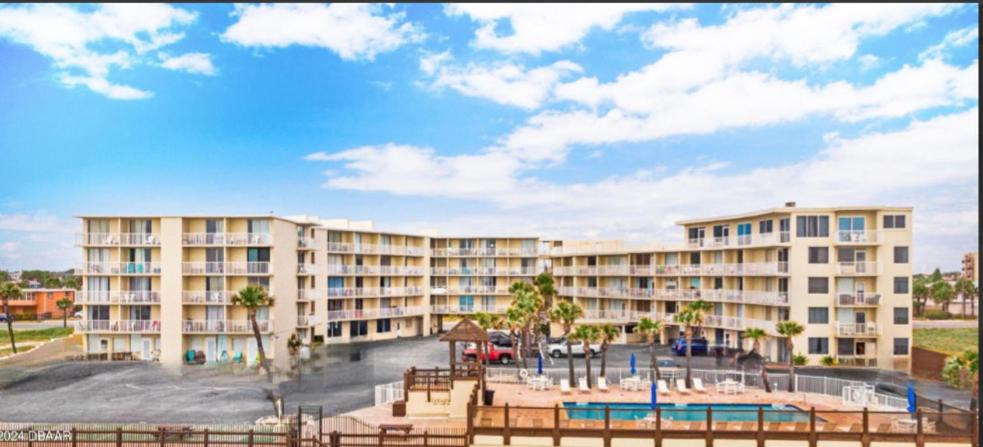 Superior beach studio with Pool Access and free parking view 4
