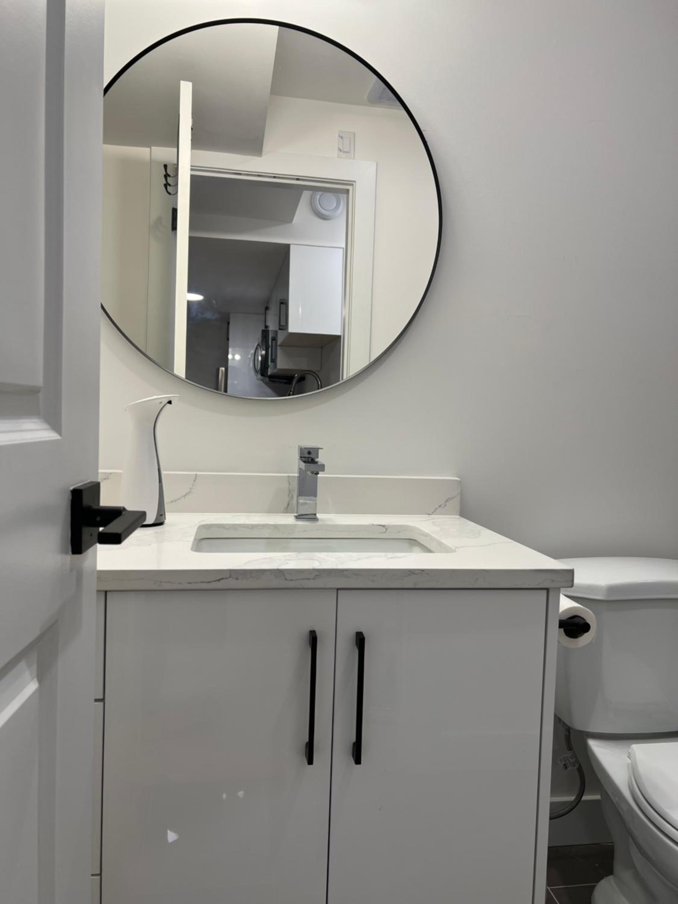 Modern and cozy guest suite in Langley!