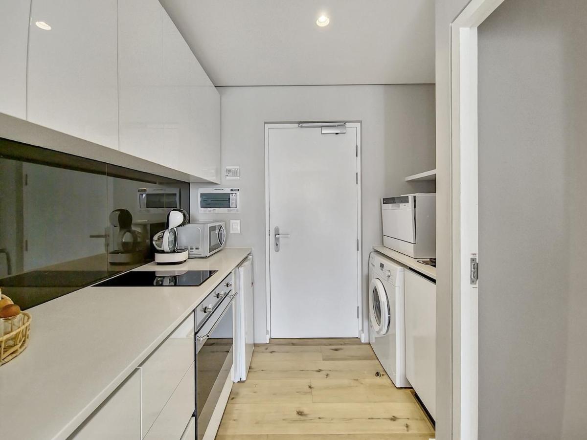 Modern Apt with a Mountain View in City Centre. view 2