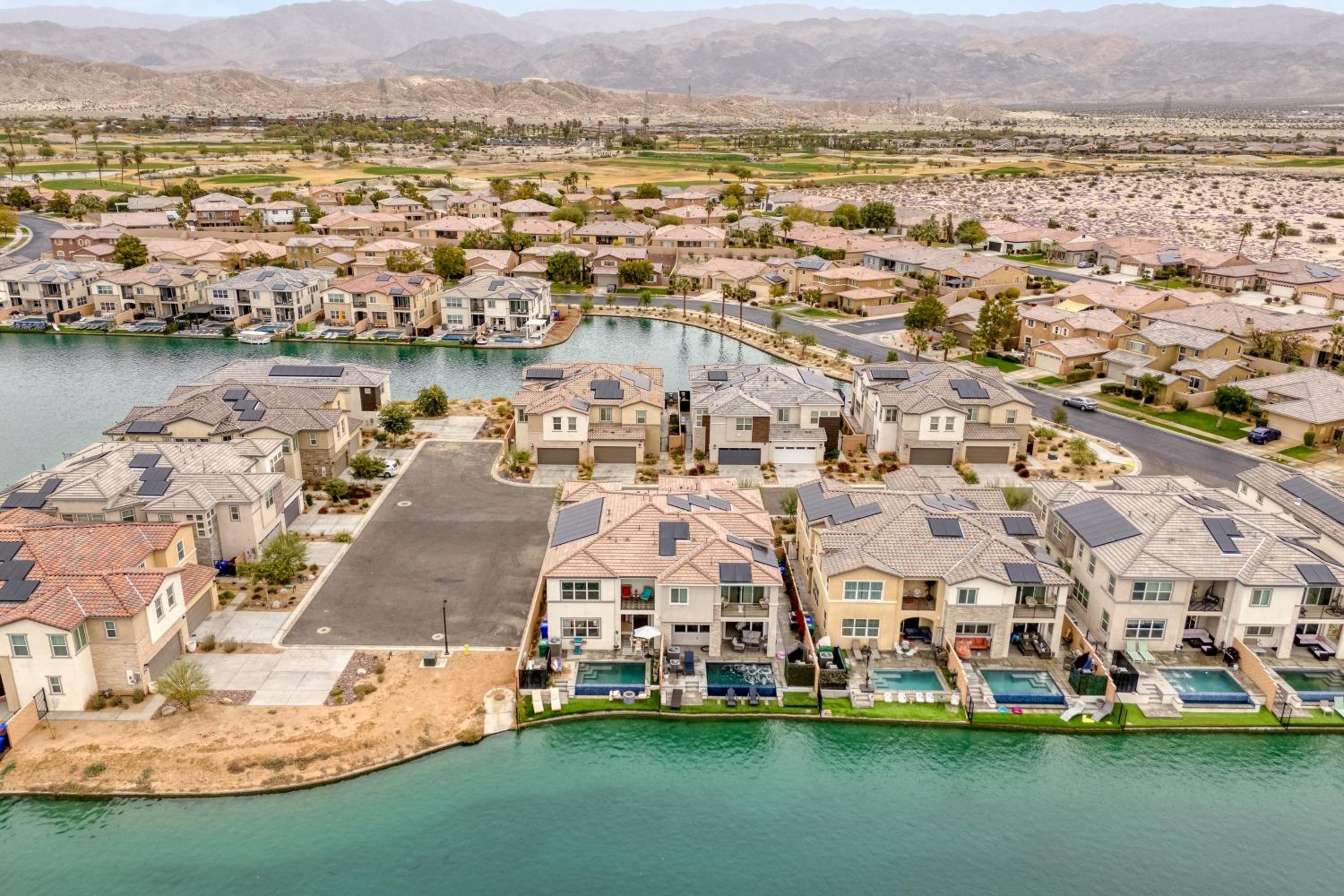 Sunburst by AvantStay Lakefront Mountain Views