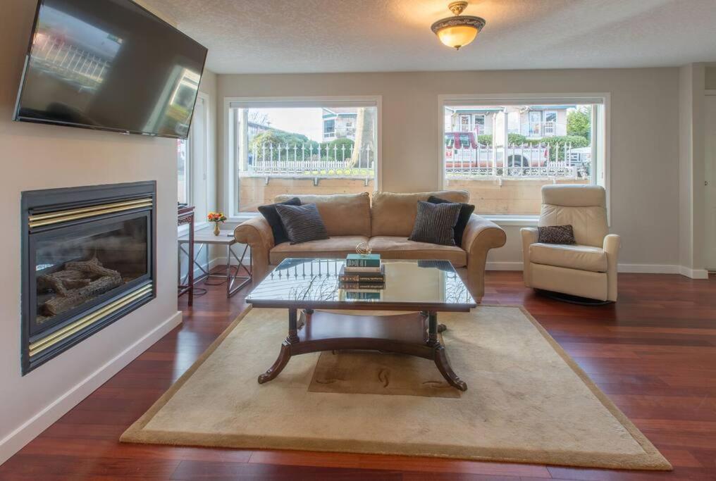Menzies Manor #2 Deluxe Suite-Historic, Charming James Bay, Steps to the Ocean by Victoria Prime!
