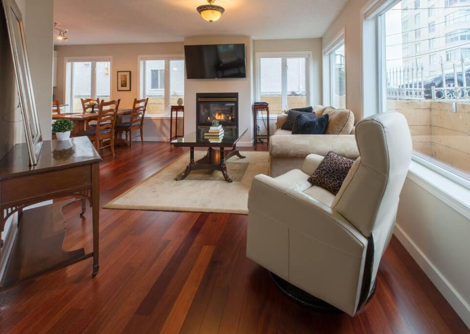 Menzies Manor #2 Deluxe Suite-Historic, Charming James Bay, Steps to the Ocean by Victoria Prime!