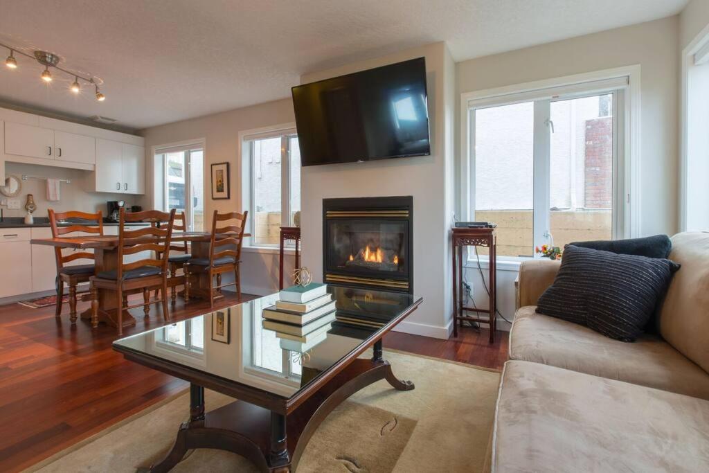 Menzies Manor #2 Deluxe Suite-Historic, Charming James Bay, Steps to the Ocean by Victoria Prime!