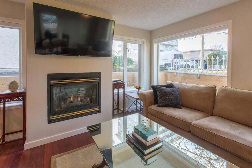 Menzies Manor #2 Deluxe Suite-Historic, Charming James Bay, Steps to the Ocean by Victoria Prime!