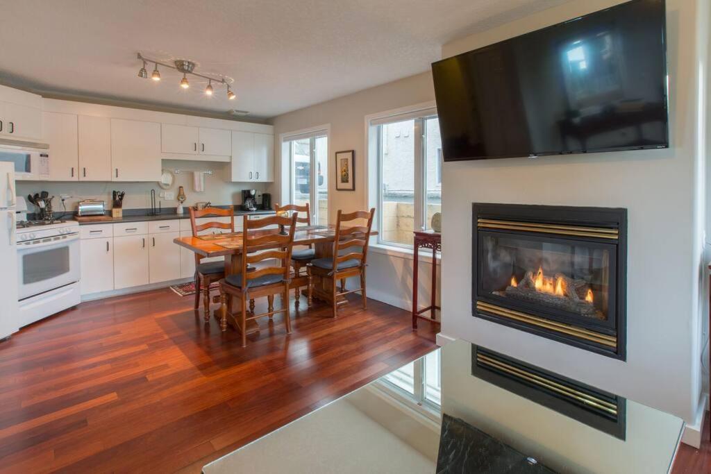 Menzies Manor #2 Deluxe Suite-Historic, Charming James Bay, Steps to the Ocean by Victoria Prime!