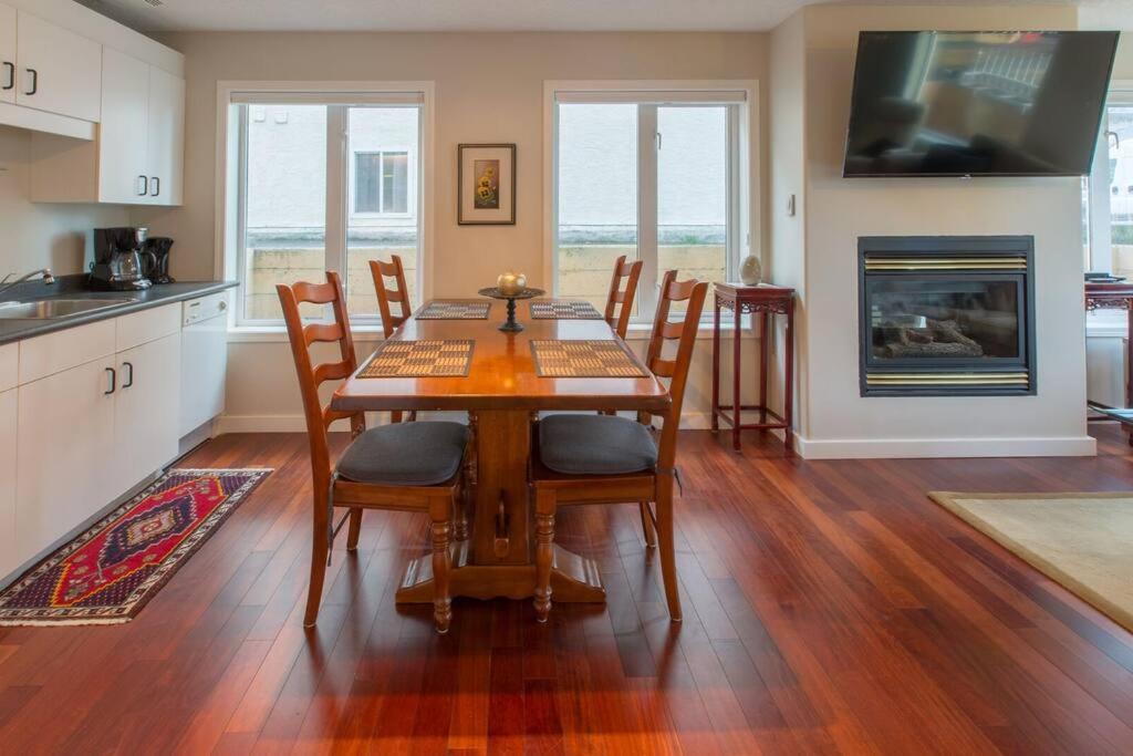Menzies Manor #2 Deluxe Suite-Historic, Charming James Bay, Steps to the Ocean by Victoria Prime!