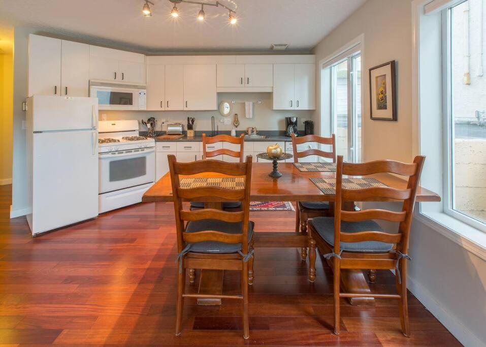 Menzies Manor #2 Deluxe Suite-Historic, Charming James Bay, Steps to the Ocean by Victoria Prime!