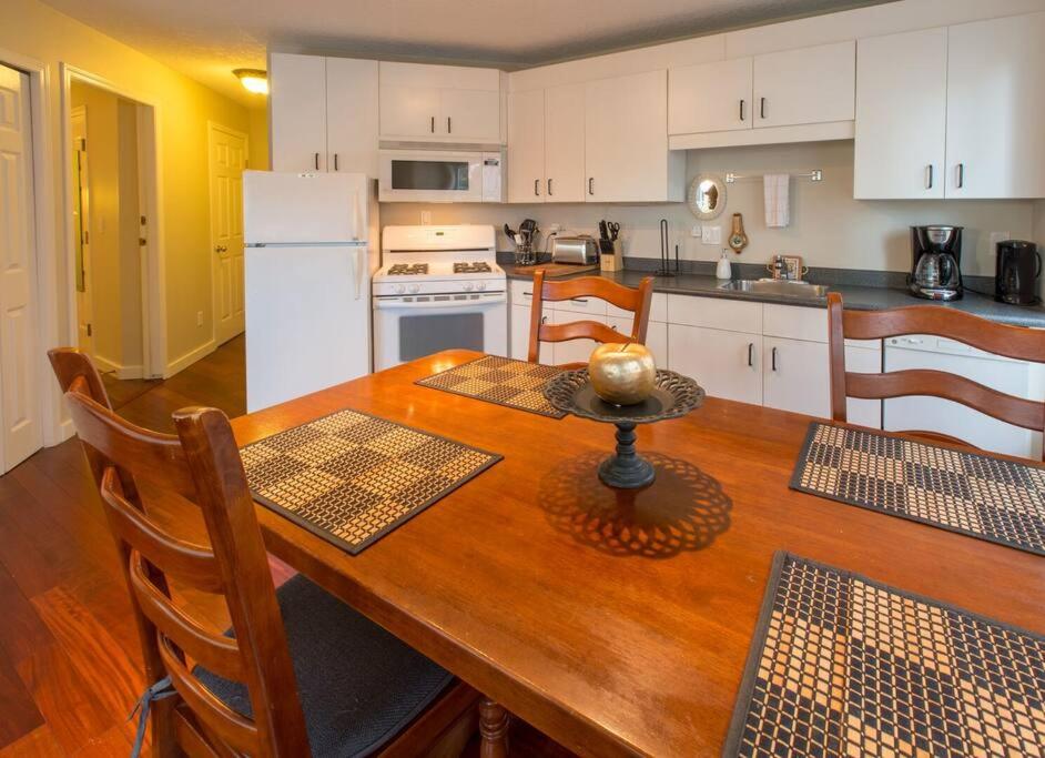 Menzies Manor #2 Deluxe Suite-Historic, Charming James Bay, Steps to the Ocean by Victoria Prime!