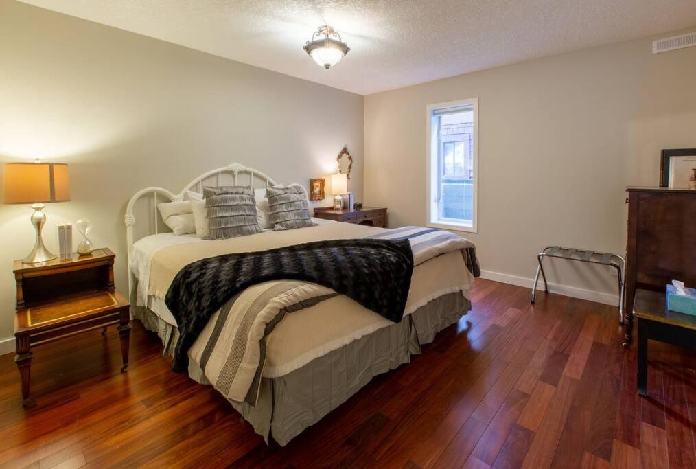 Menzies Manor #2 Deluxe Suite-Historic, Charming James Bay, Steps to the Ocean by Victoria Prime!