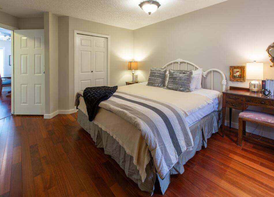 Menzies Manor #2 Deluxe Suite-Historic, Charming James Bay, Steps to the Ocean by Victoria Prime!