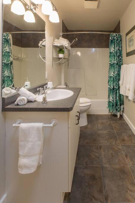 Menzies Manor #2 Deluxe Suite-Historic, Charming James Bay, Steps to the Ocean by Victoria Prime!