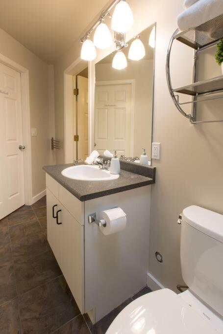 Menzies Manor #2 Deluxe Suite-Historic, Charming James Bay, Steps to the Ocean by Victoria Prime!