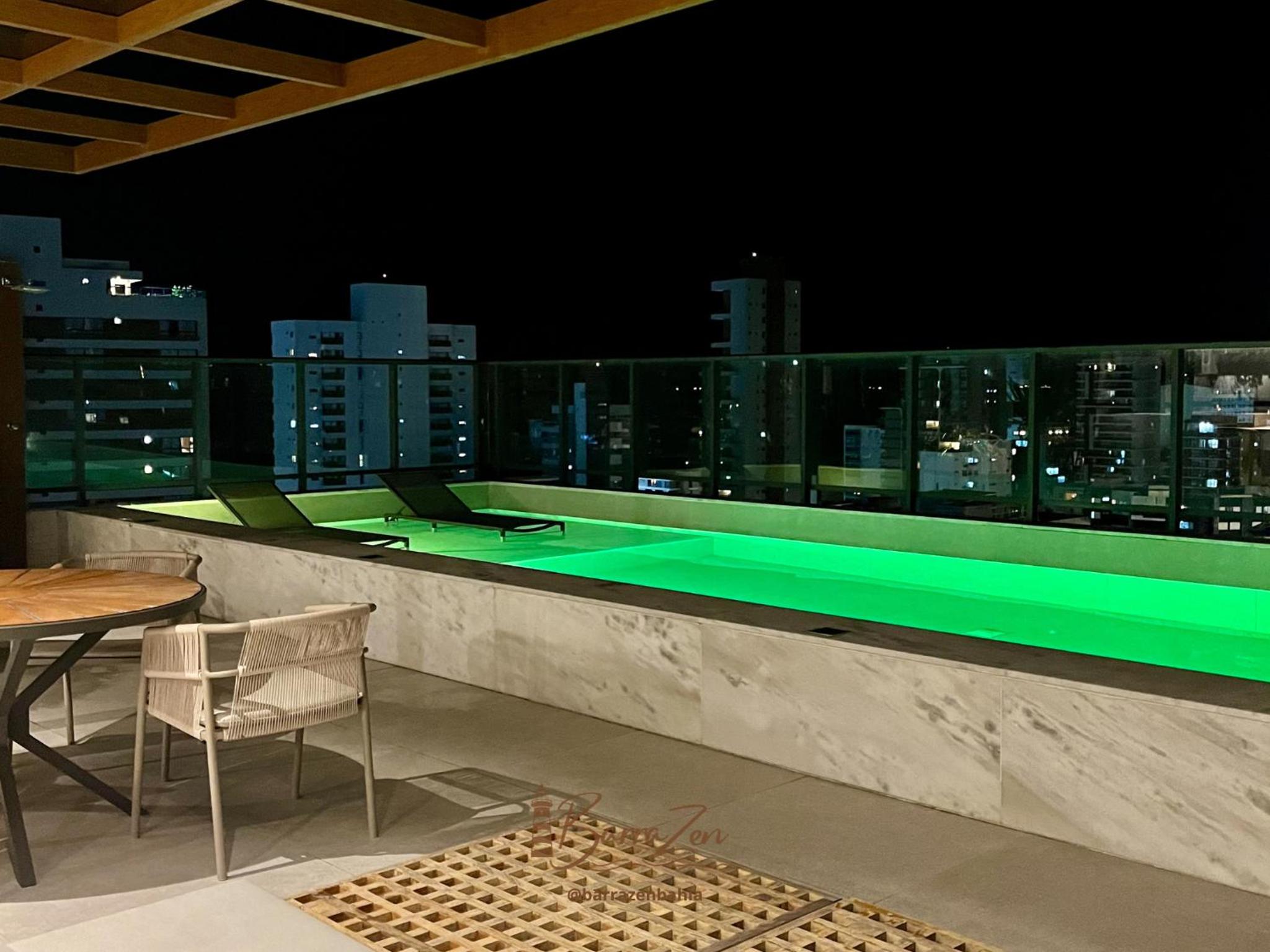 Apto com piscina, perto da praia e do Farol da Barra