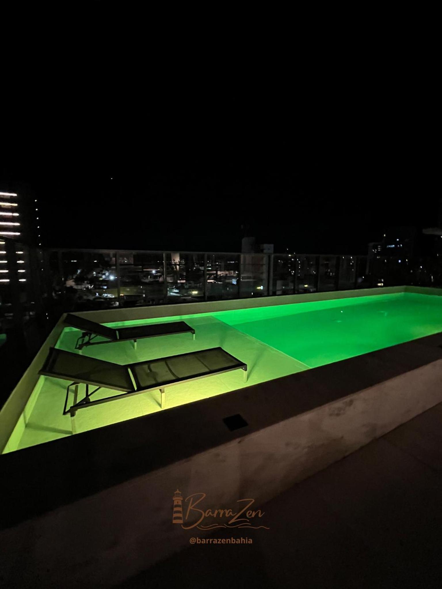 Apto com piscina, perto da praia e do Farol da Barra