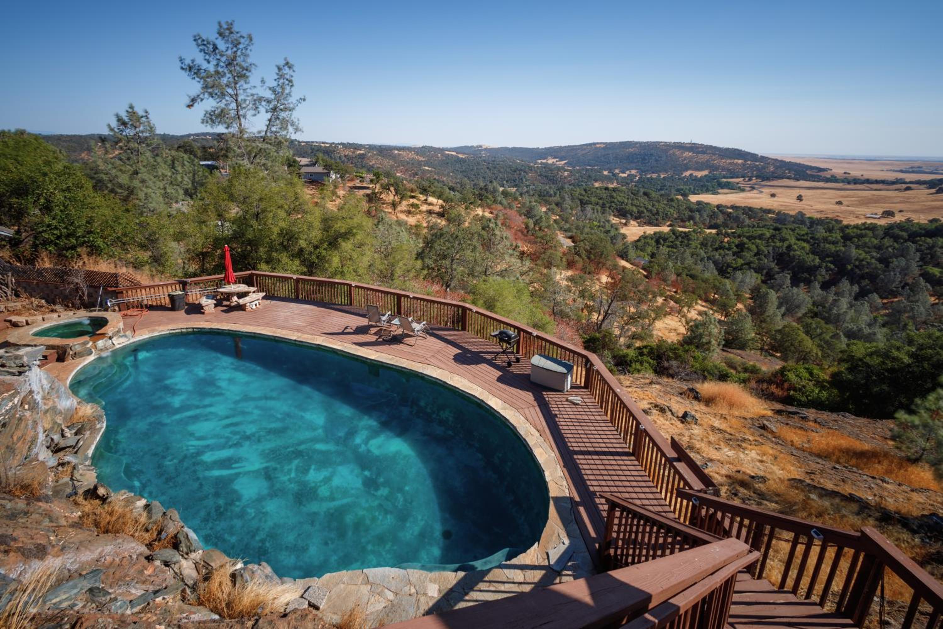 Auburn Vacations - Breathtaking view of the Hills with HotTub, Pool and Pool Table - Property Image 1
