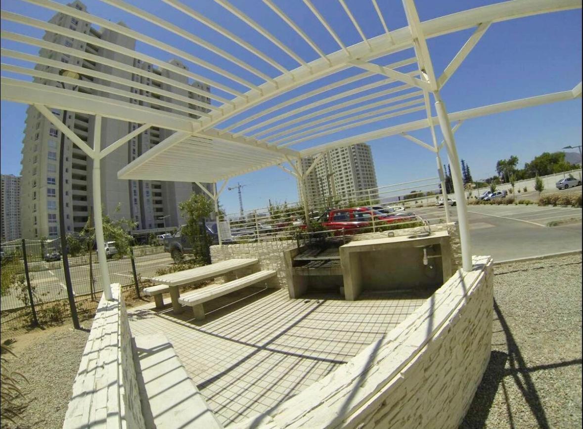 Marina con vista al mar
