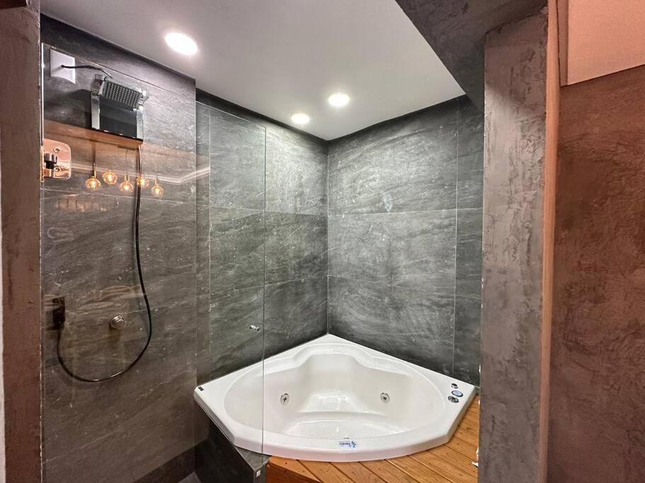 Apto 10, Temático Veuve Clicquot com Jacuzzi na Morada do Ganso