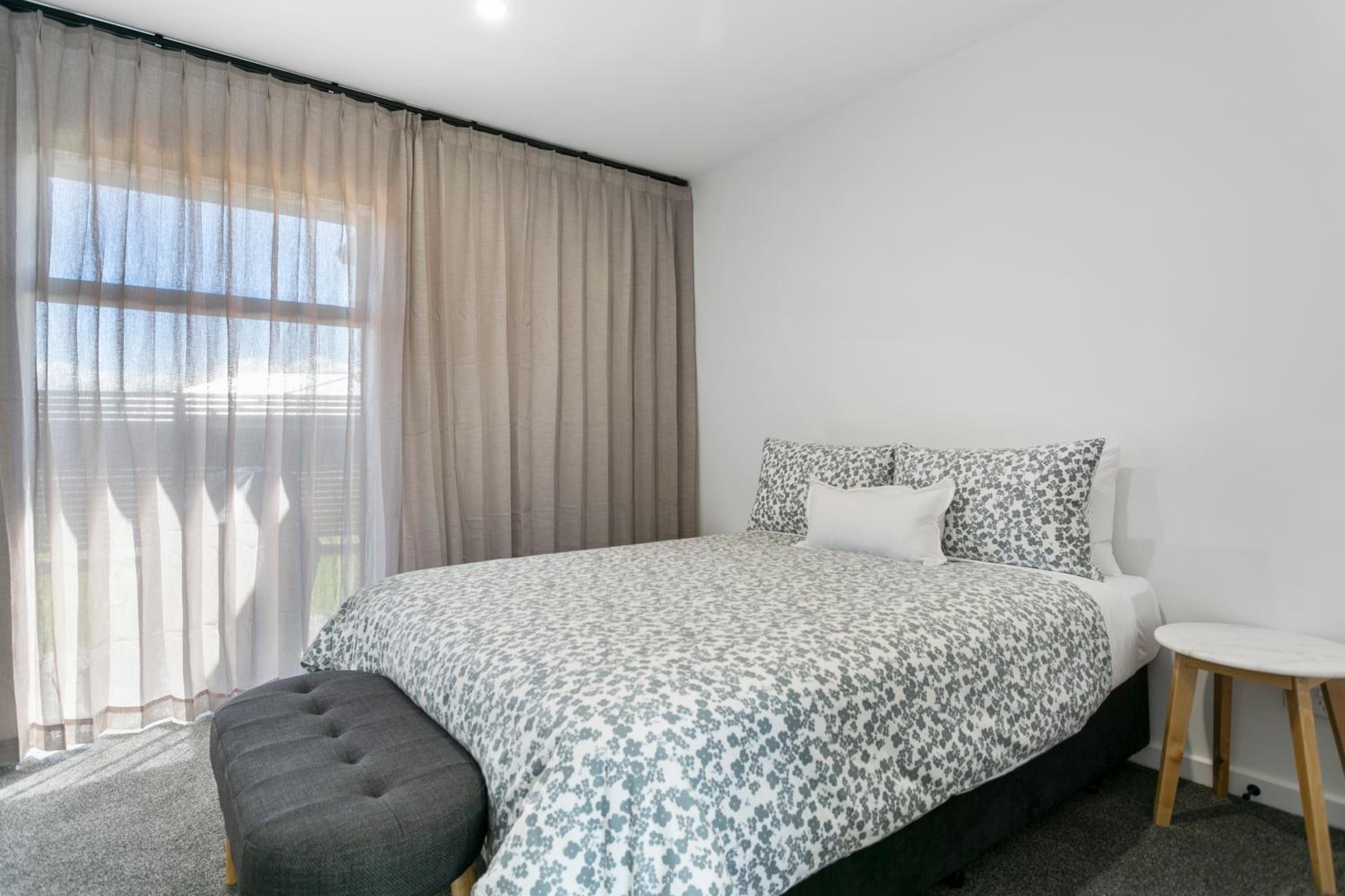 Taupo New Retreat - Stylish, Convenient and Gully track to the lake view 5