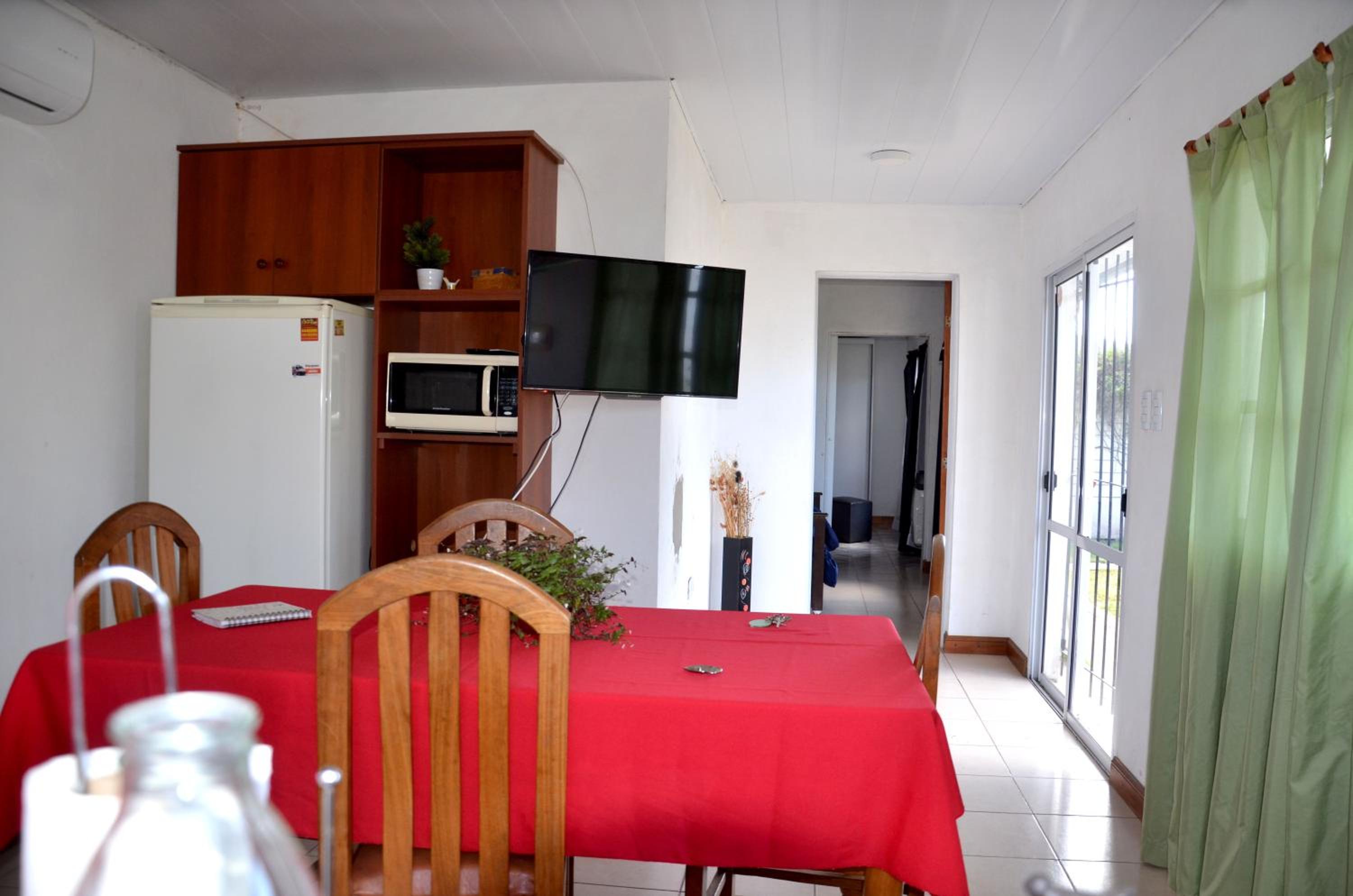 Hermosa casa hasta 4 pax con jardín y estacionamiento