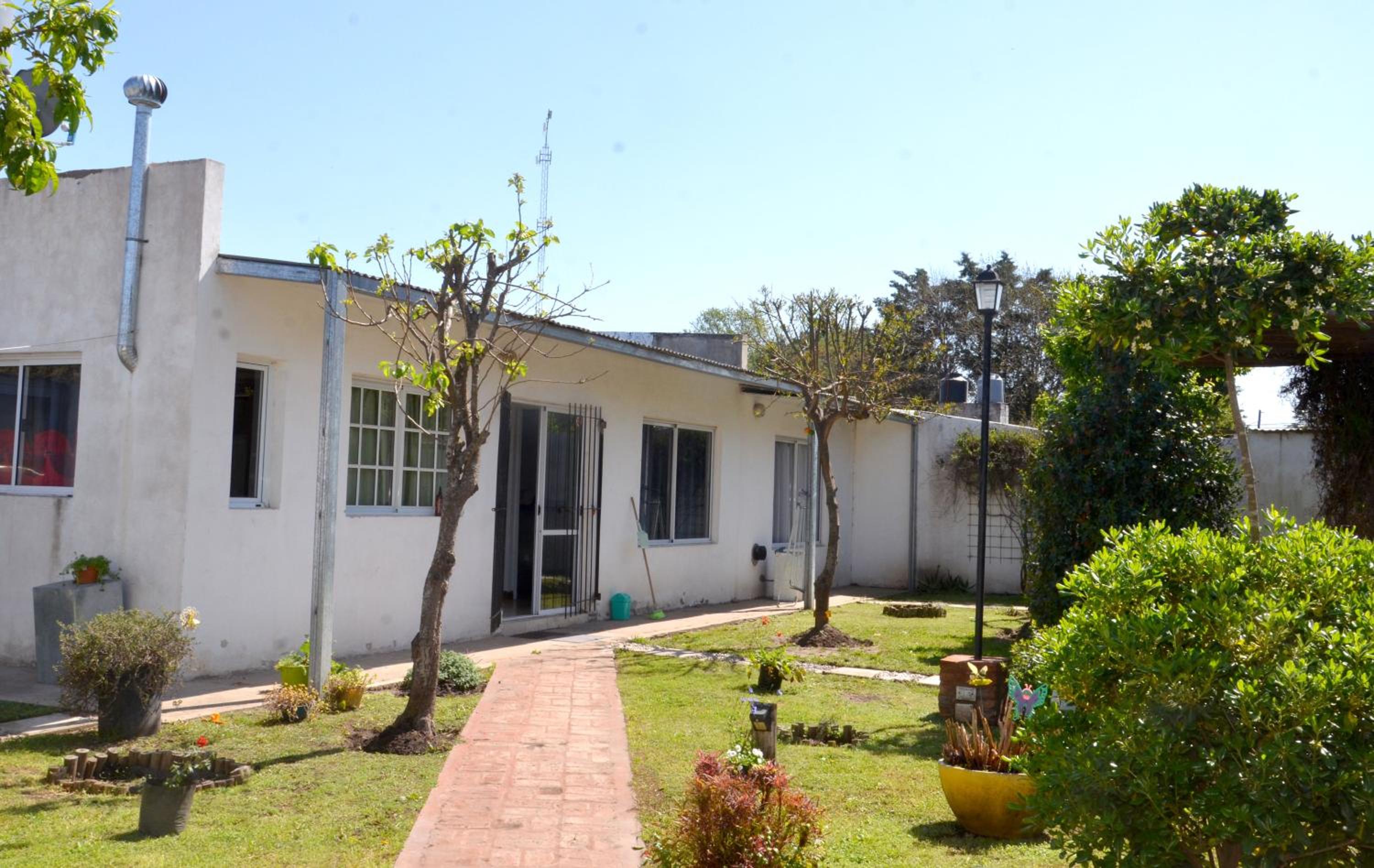 Hermosa casa hasta 4 pax con jardín y estacionamiento