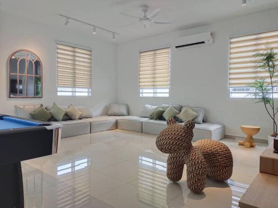 Tints of Green Pool Bungalow-6 Bedroom-Karaoke-BBQ photo 5