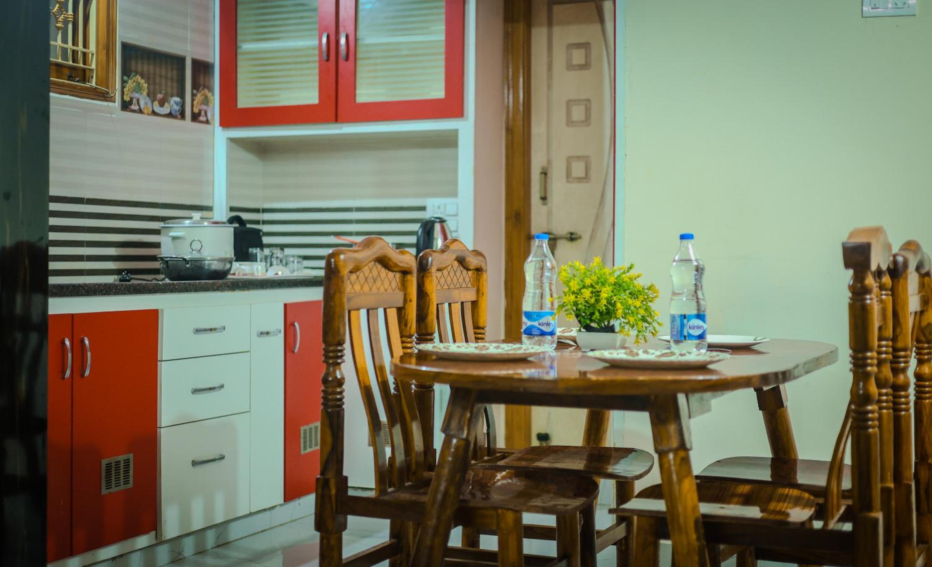 S V IDEAL HOMESTAY -2BHK SERVICE APARTMENTS-AC Bedrooms, Premium Amities, 2KM to Tiruchanoor Padmavathi Temple , 6KM to Alipiri, 24 HOURS Service BOYS Avai view 3