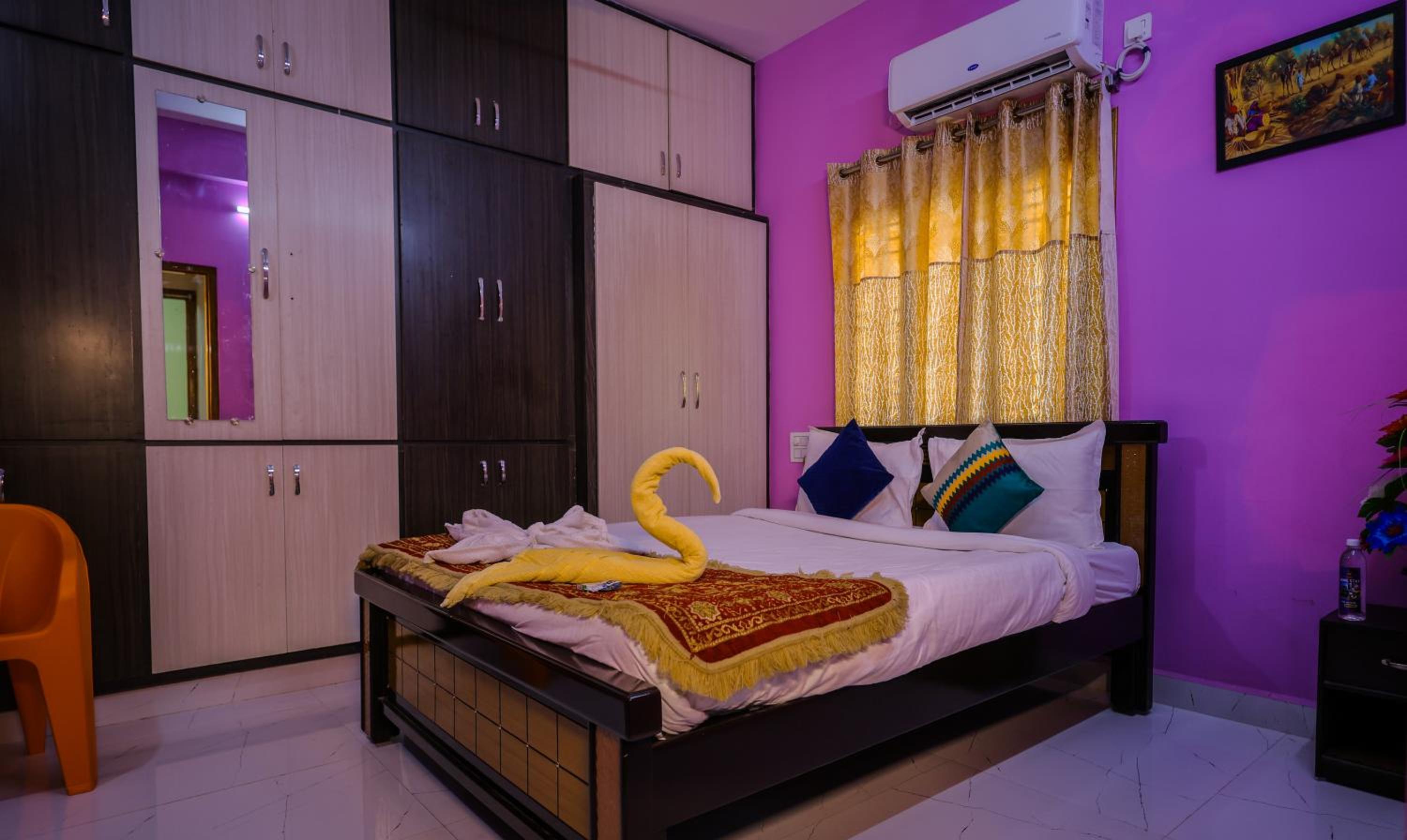 S V IDEAL HOMESTAY -2BHK SERVICE APARTMENTS-AC Bedrooms, Premium Amities, 2KM to Tiruchanoor Padmavathi Temple , 6KM to Alipiri, 24 HOURS Service BOYS Avai view 4