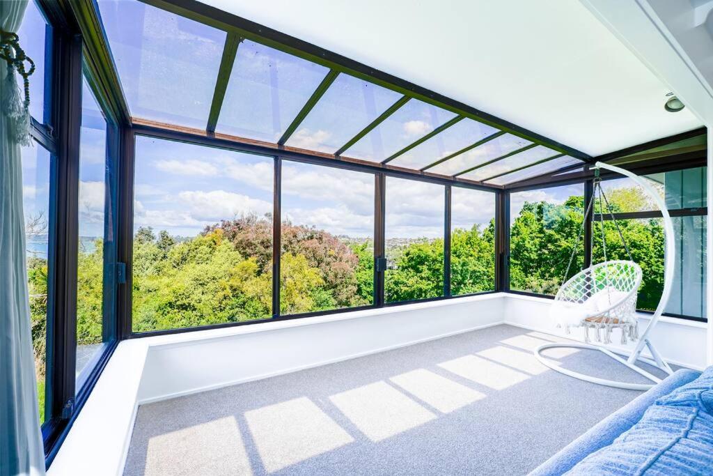 Stunning Waterfront Villa in Bucklands Beach view 2