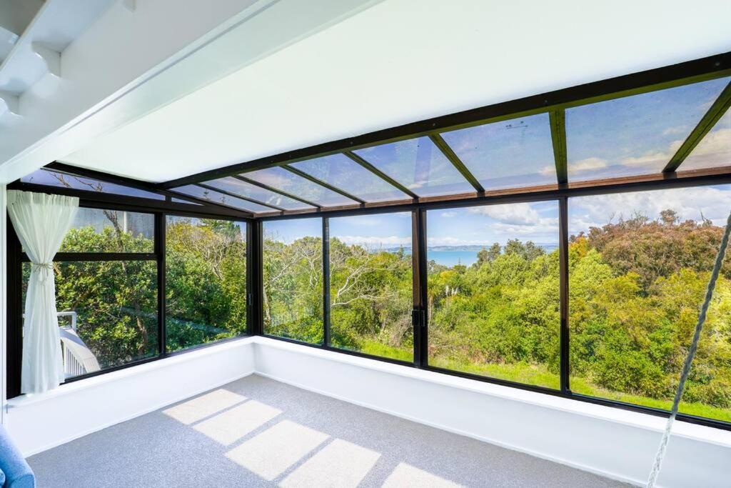 Stunning Waterfront Villa in Bucklands Beach view 4