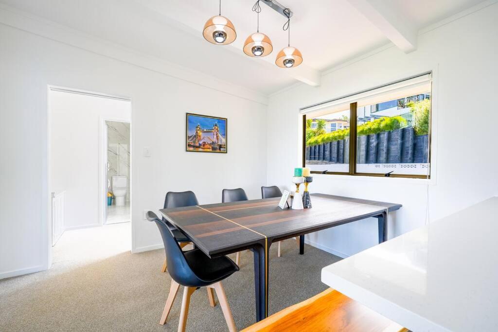 Stunning Waterfront Villa in Bucklands Beach view 5