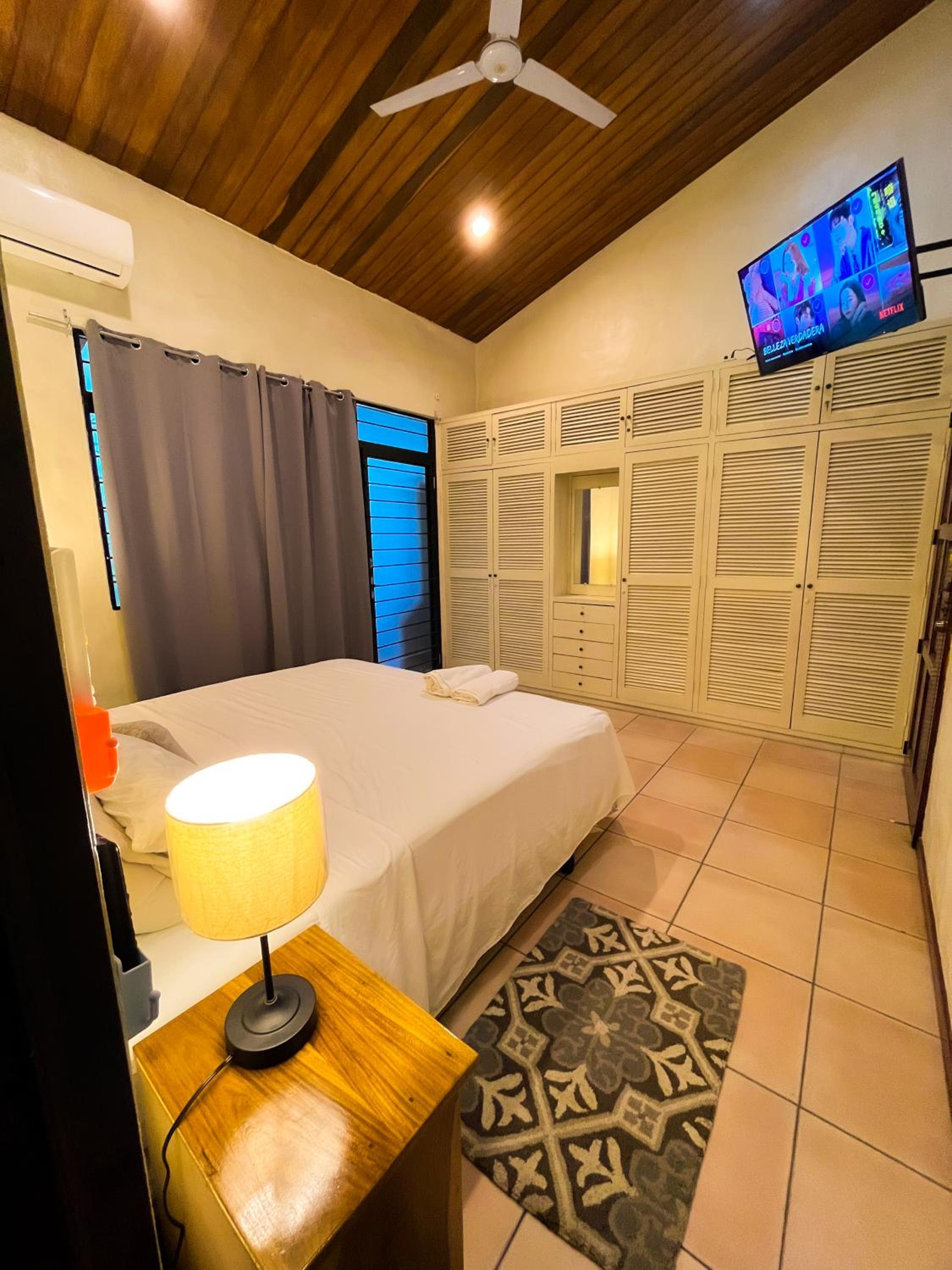 Apartamento dos habitaciones baños completos WiFi y AC todo el apto, parqueo interno,San Salvador, Colonia escalón view 2