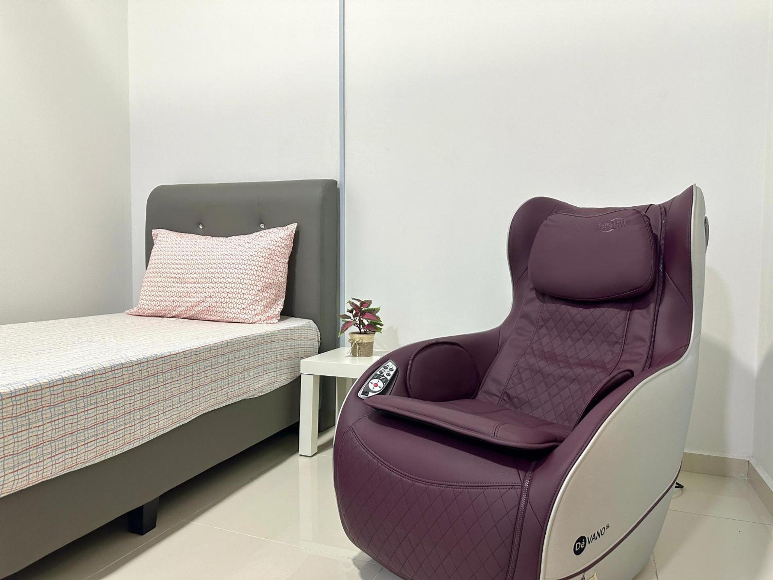 Fabulous Airport 2BR Suite# Straits Intl# Msg Chair photo 2