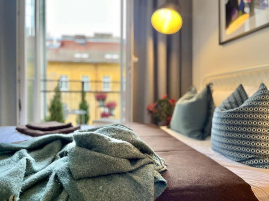 Sunlit - Prague Apartment