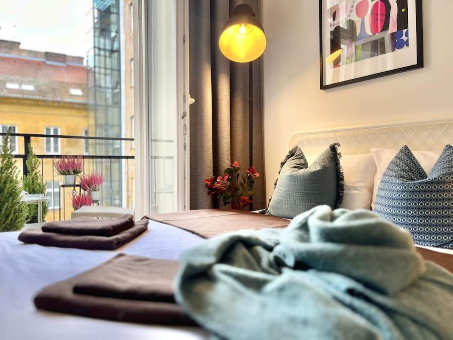Sunlit - Prague Apartment