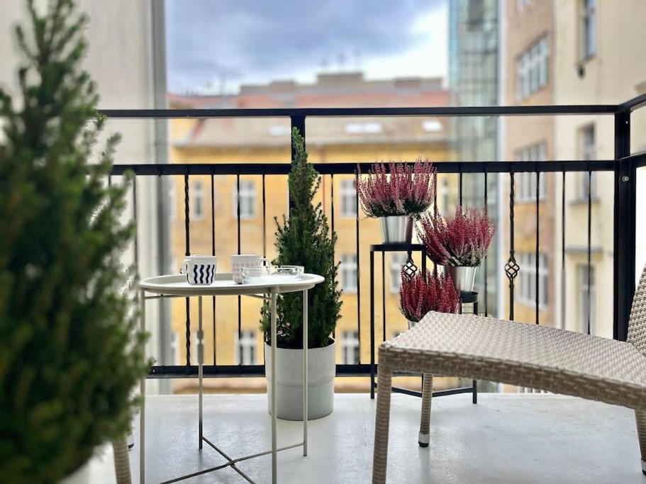 Sunlit - Prague Apartment