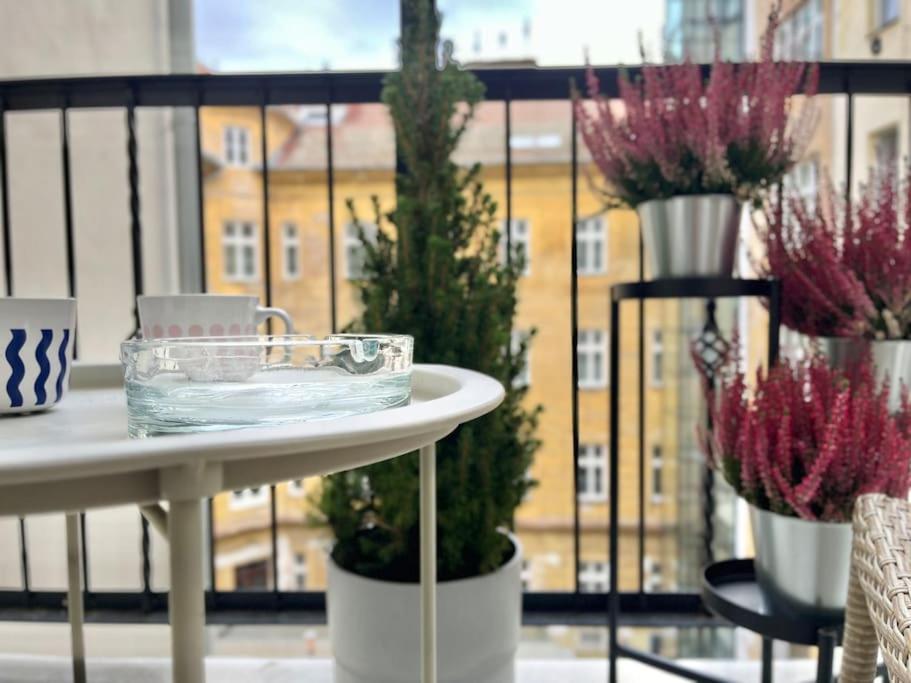 Sunlit - Prague Apartment