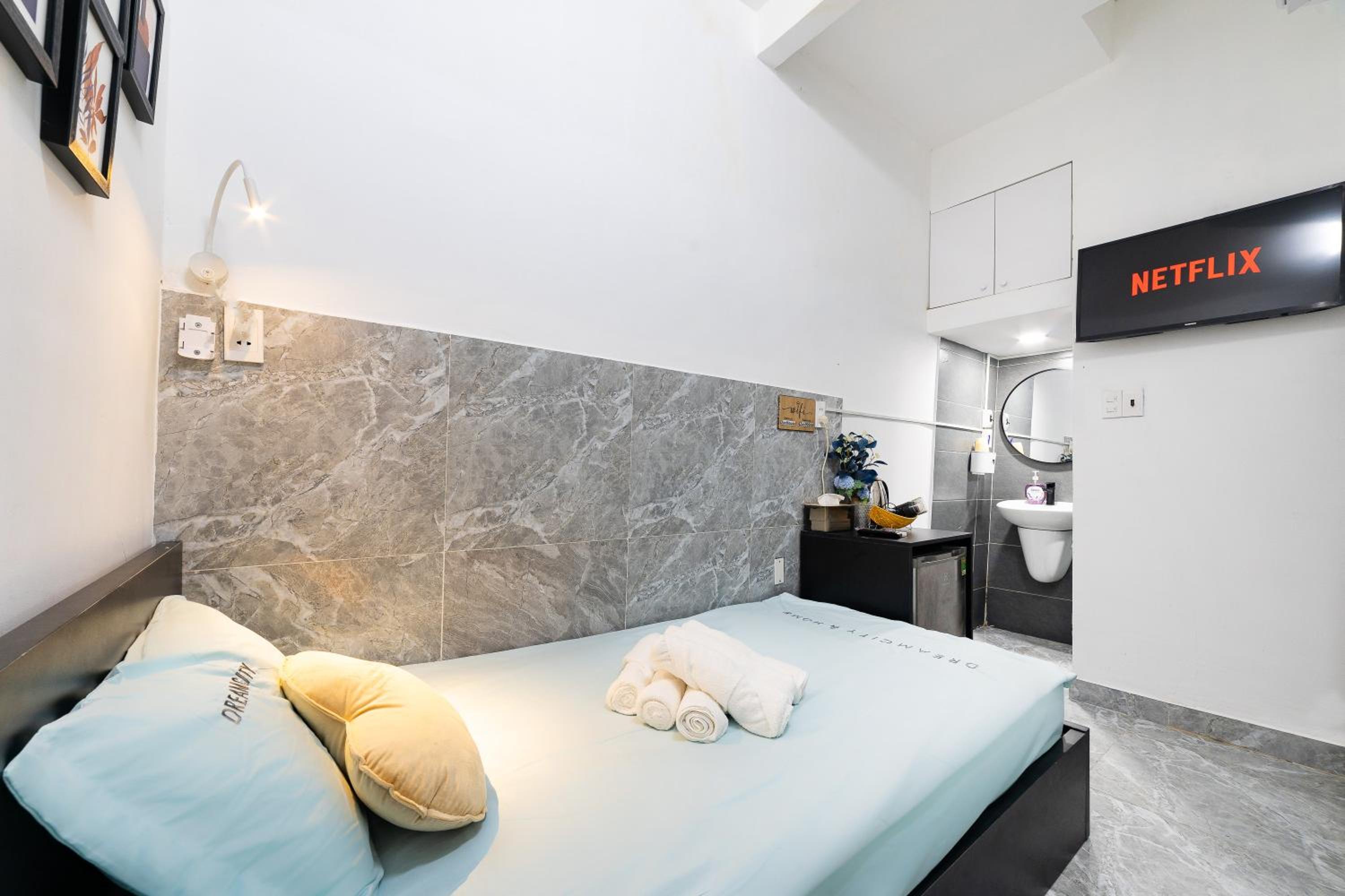 Super Cheap - Balcony & Netflix Studio - Bui Vien