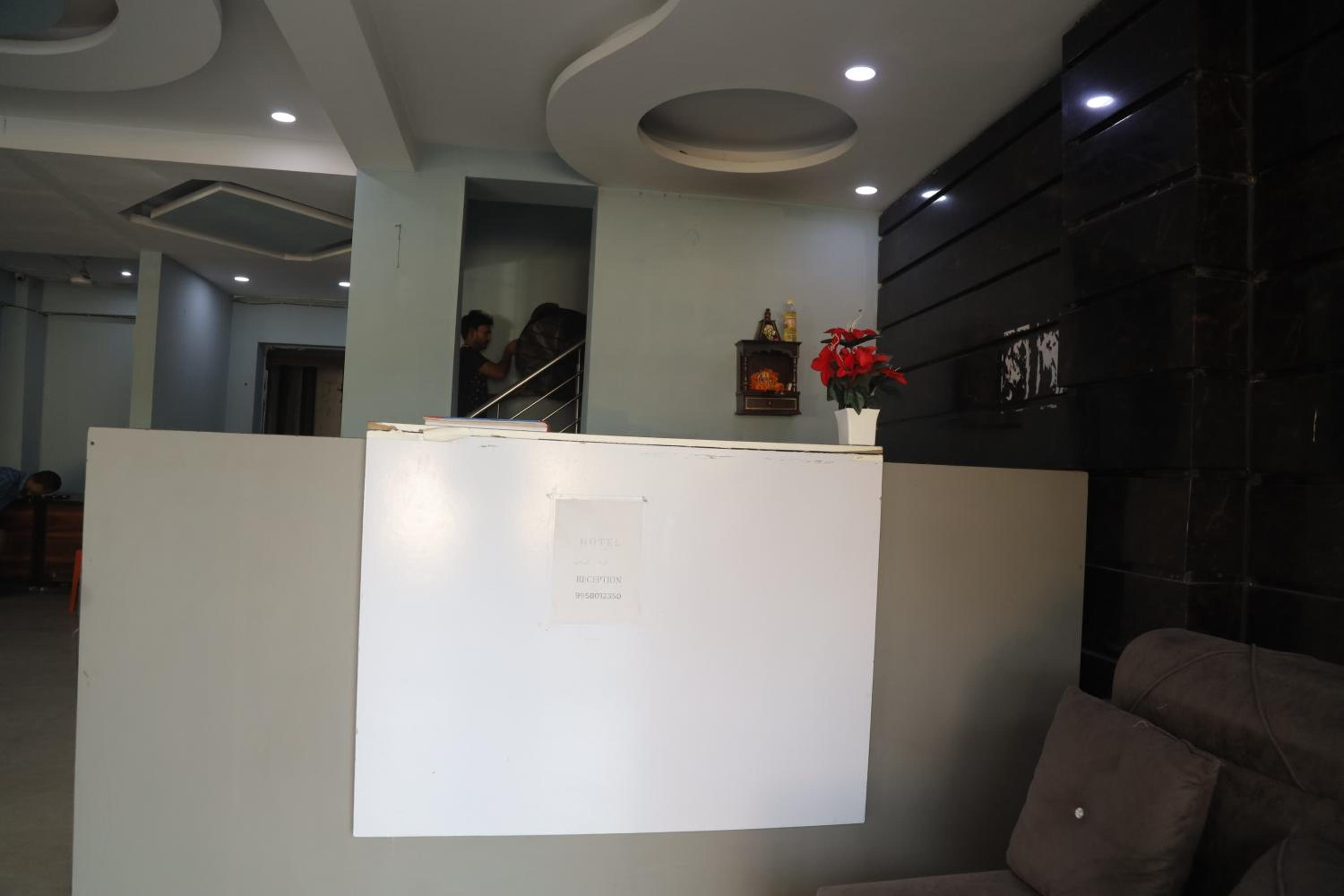 Lobby & Reception