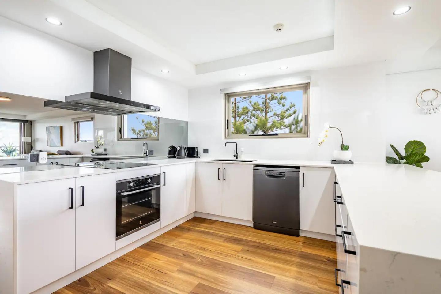 SHARA Stunning Ocean Views and Modern Comfort