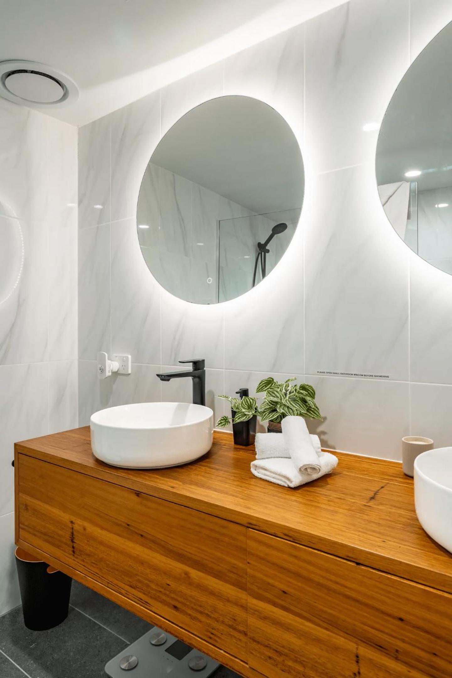 SHARA Stunning Ocean Views and Modern Comfort