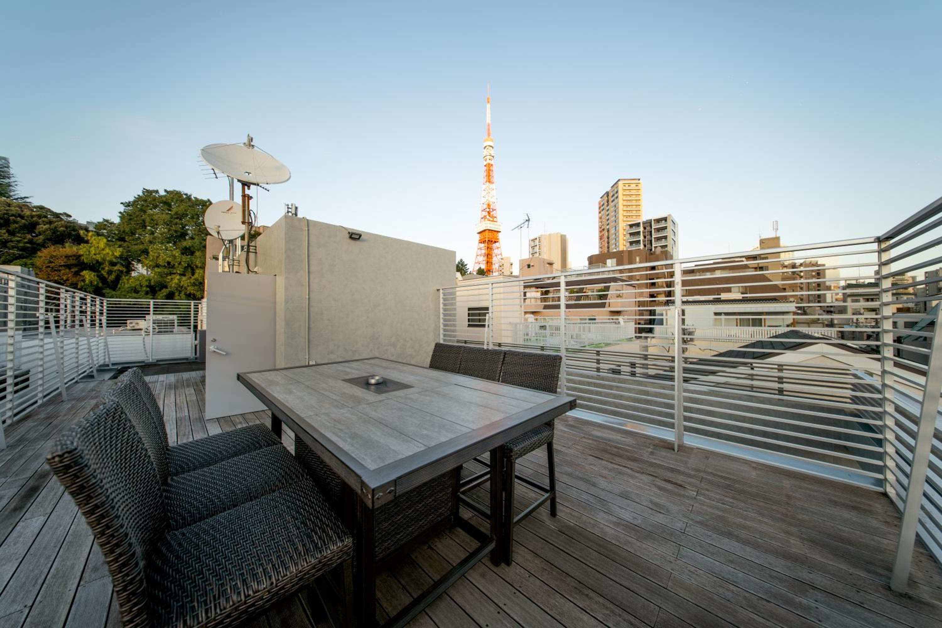 Azabu Modern House The Tokyo Tower can be seen from the villa 500m2