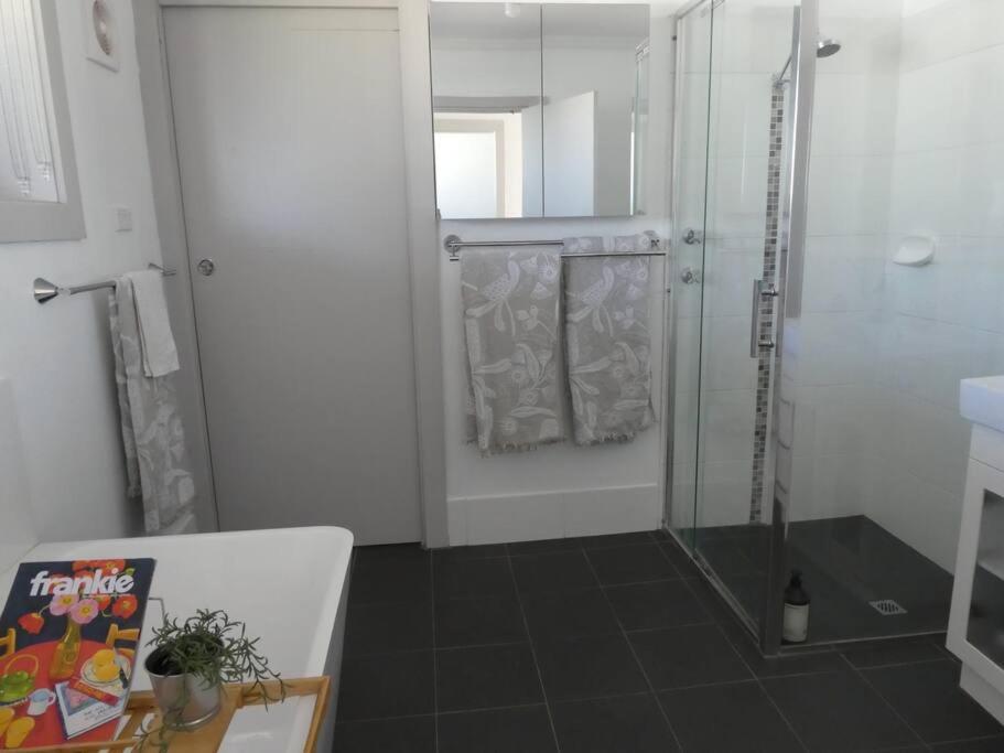 Moonta Bay Stylish large home 3 min walk from beach and jetty
