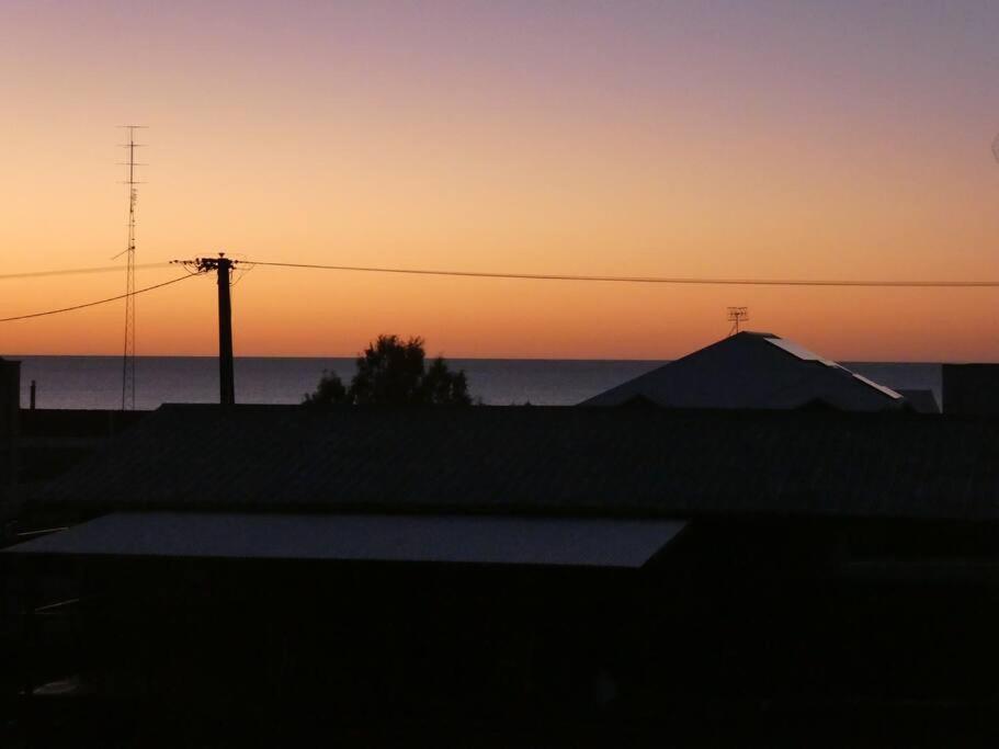 Moonta Bay Stylish large home 3 min walk from beach and jetty