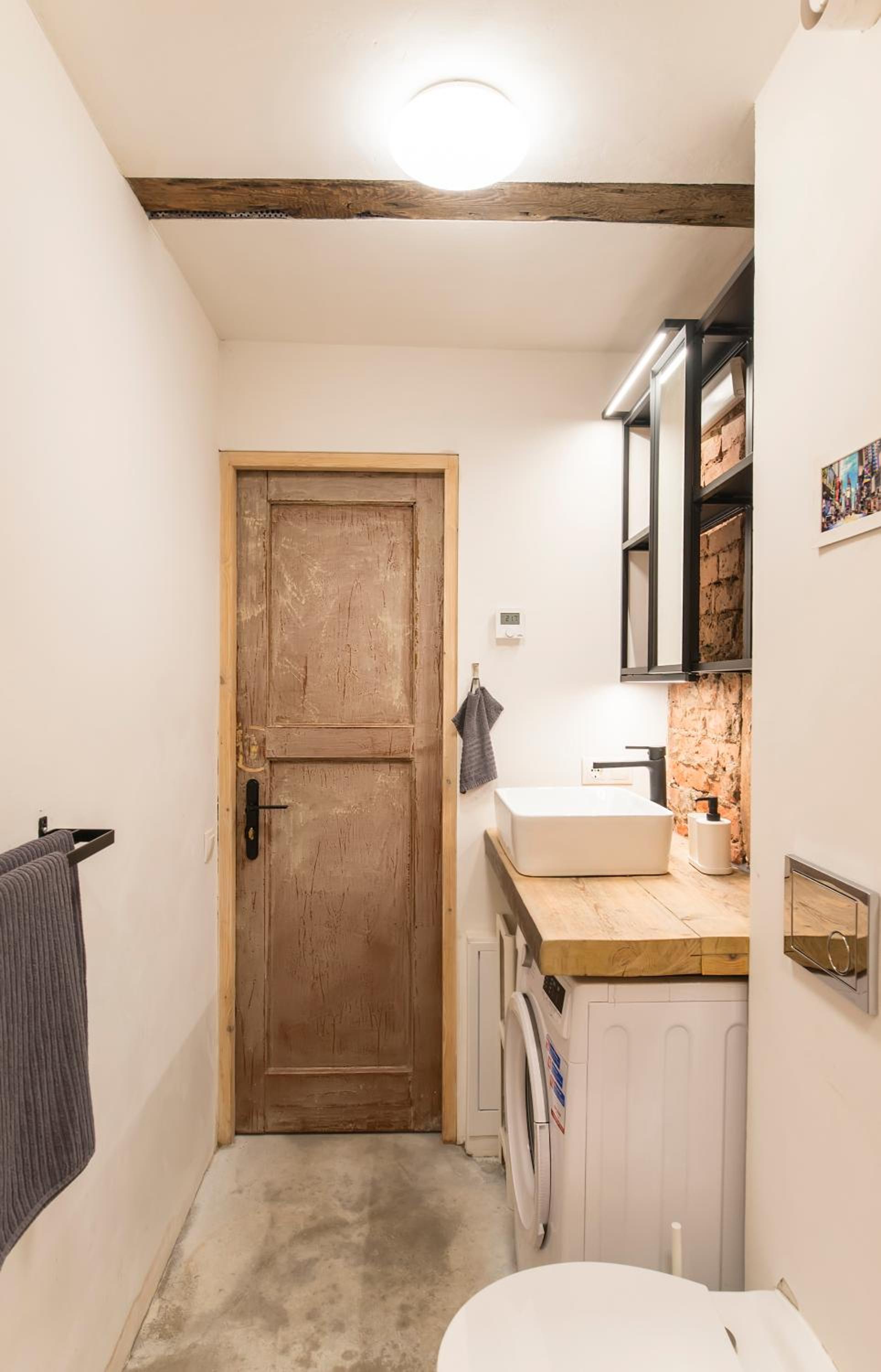 Neat Little Studio with free Parking view 3