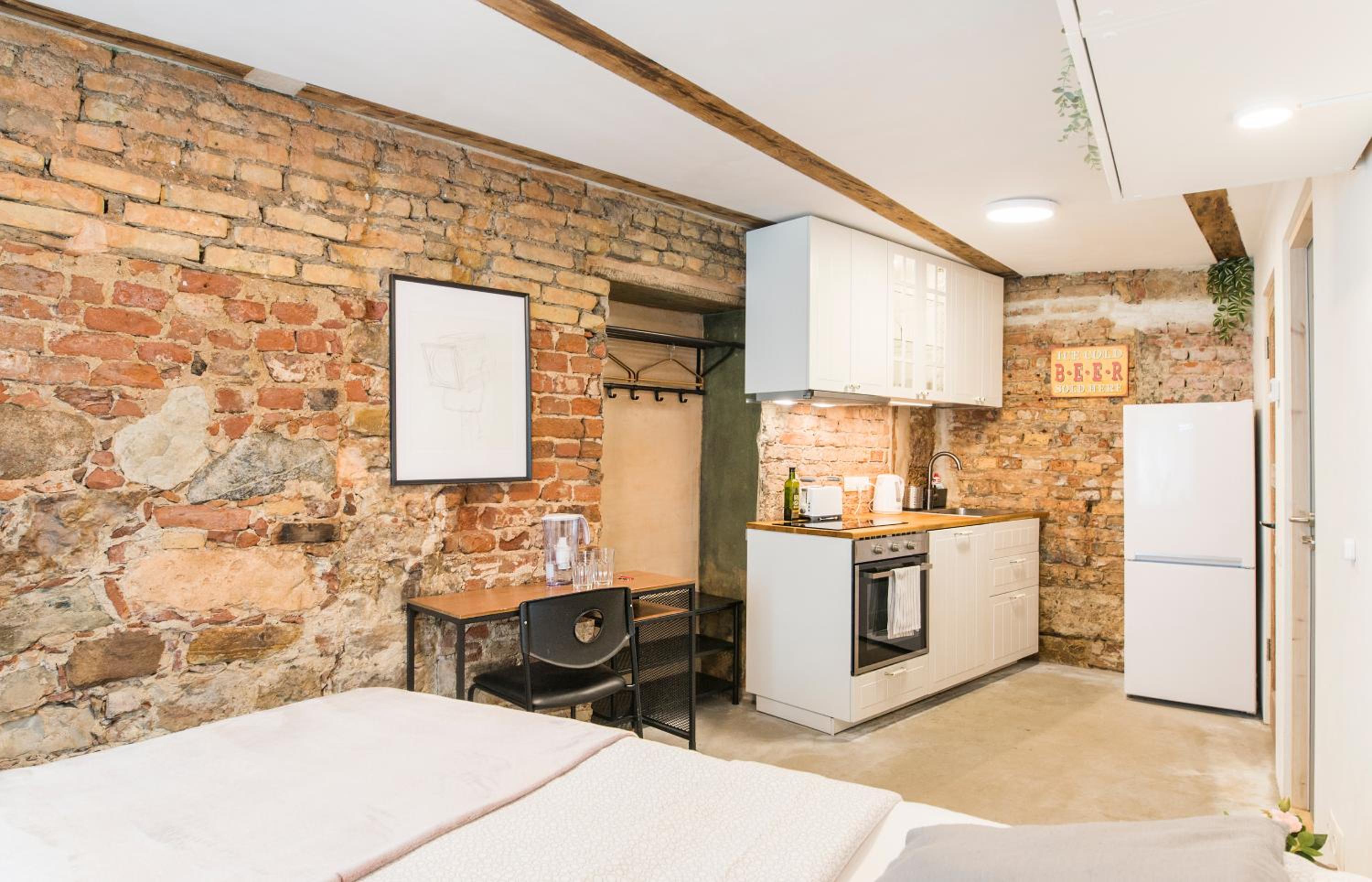 Neat Little Studio with free Parking view 4
