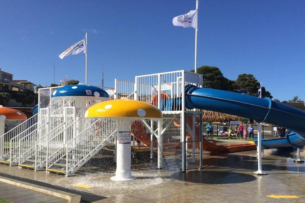 Moonta Bay Stylish large home 3 min walk from beach and jetty